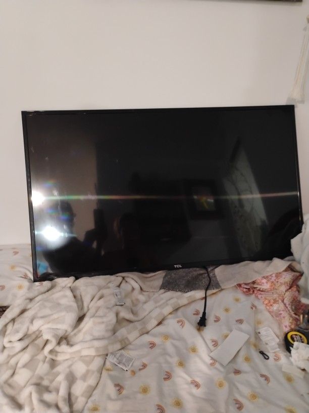 TCL 43 Inch Roku TV with Mounting Bracket To hang