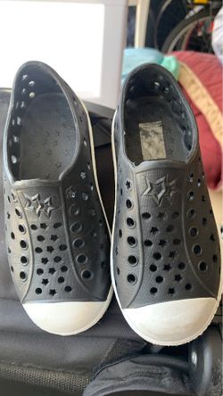 Black and white water shoes 9-10