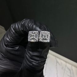 10k White Gold Diamond Earrings 