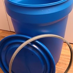 Barrels 30 US gallons With Seal On Lids And Locking Metal Rings This Locks And , all clean. Price is per barrel  Is 10