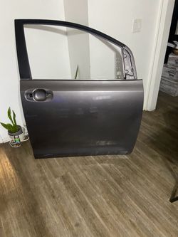 Front door Rt Side Toyota sienna 2011. 2017