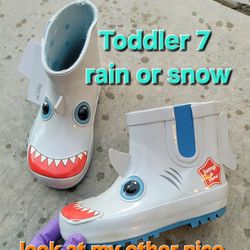 Toddler rain snowboot size 7 shark boots. 👍Only msg with pick-up time/date💥💥👍  