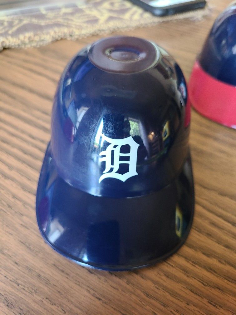 MLB Mini Helmets. Vintage Logos.