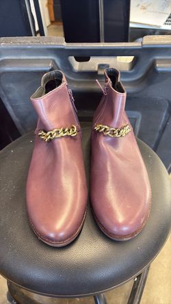 Nice deep plum  ankle boots size 9 very comfy.