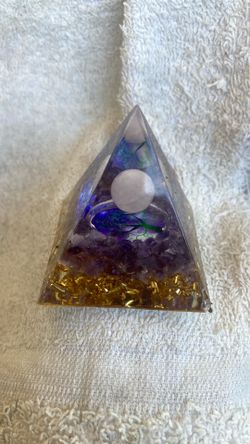 Glass Pyramid with crystal