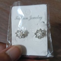 Cubic Zirconia Flower Earings With Pearl
