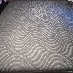 King size bed (Sealy posturepedic silver chill) medium soft