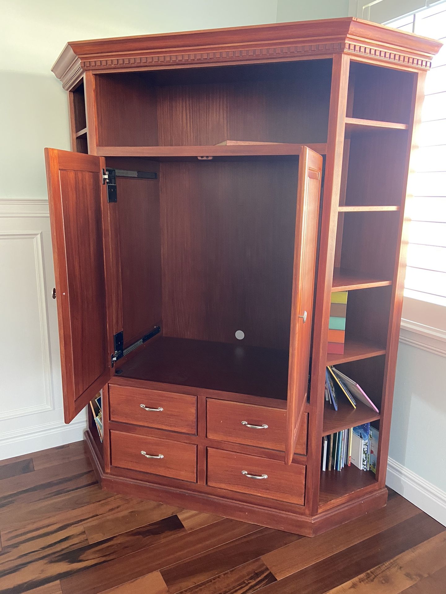 Corner Cabinet / Entertainment Center