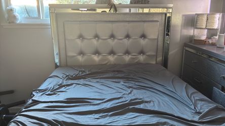Bed frame w mattress