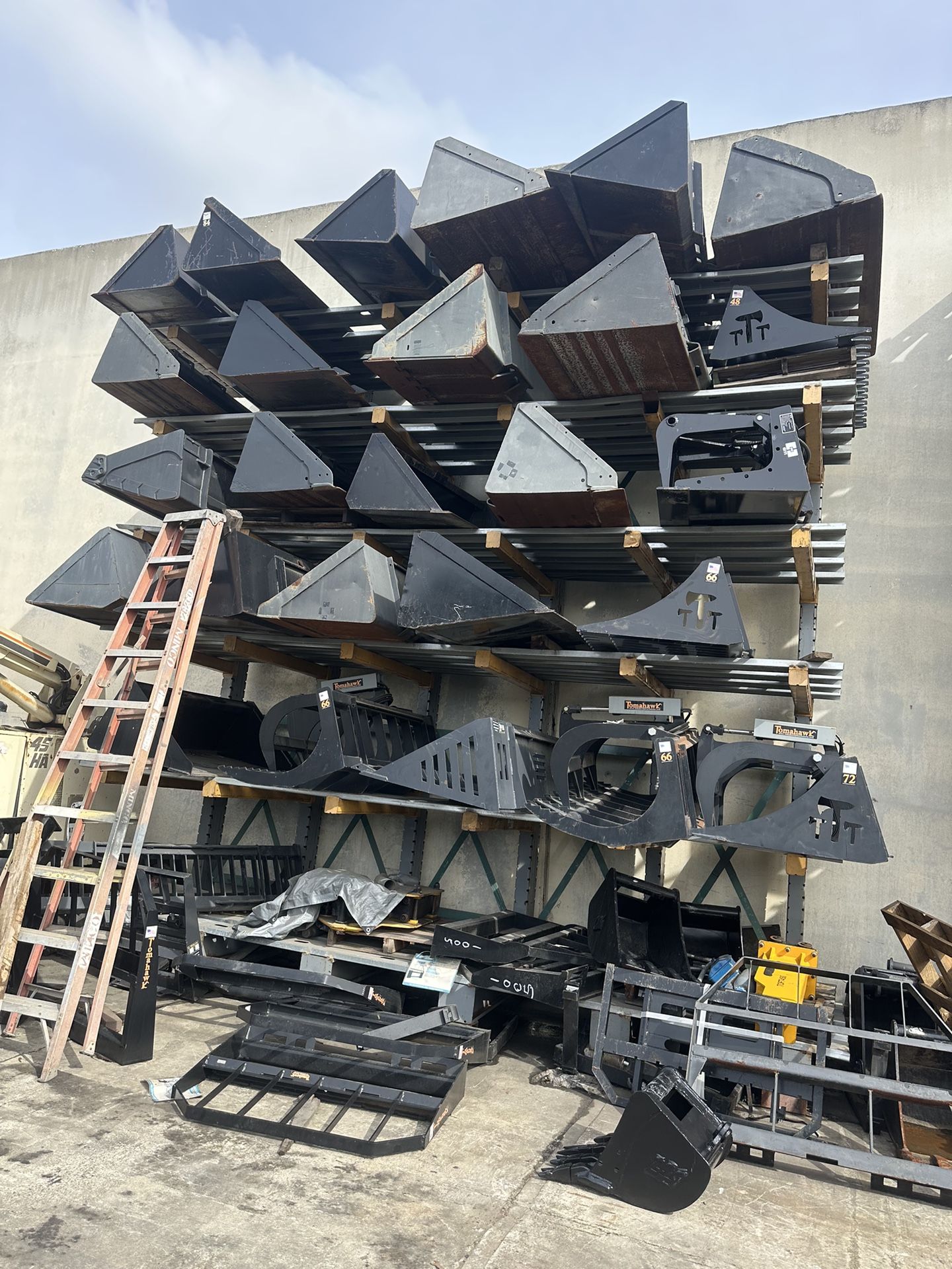 Buckets for skid steers, excavators, bobcat, caterpillar, kubota, yanmar