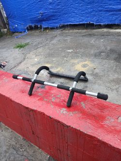 Doorway pull up bar