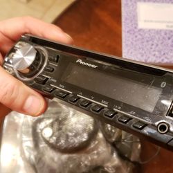 Pioneer DEH-X4700BT faceplate and remote control.