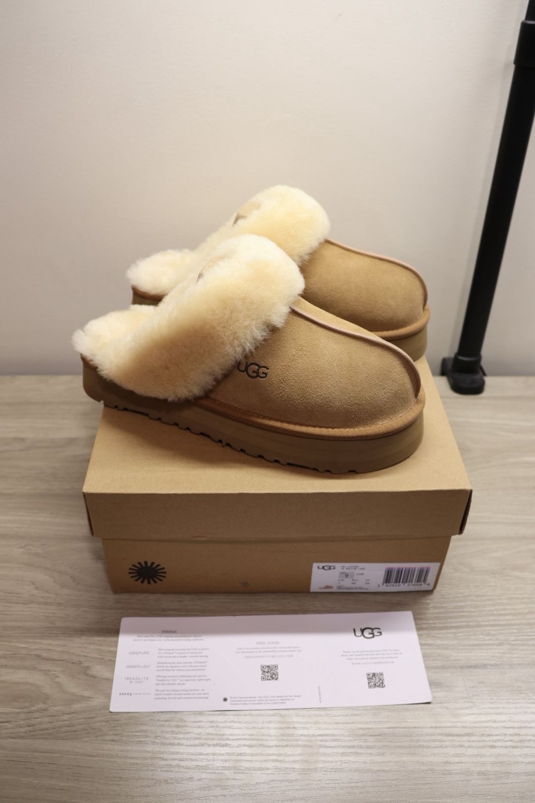 Uggs disquette slippers Size 9 Women’s Chestnut