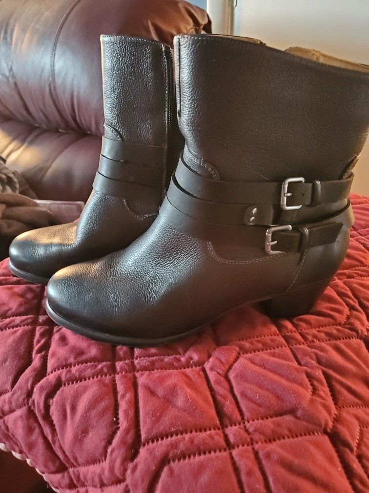 Size 8w Naturalizer Boots, Like New
