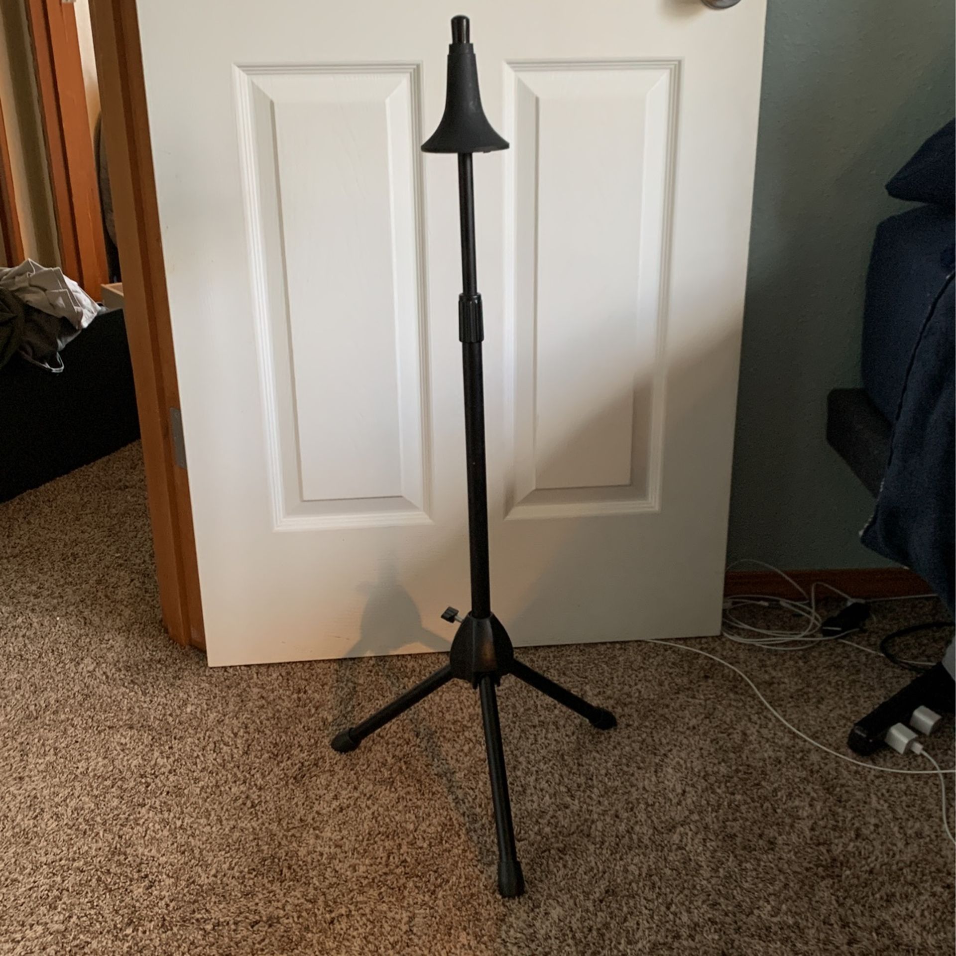 Hamilton trombone stand, Folds up for travel