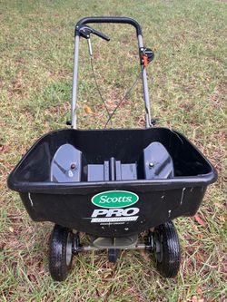 Scott’s Pro Broadcast Spreader
