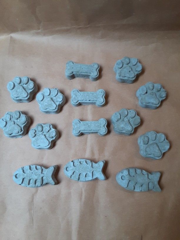 Cement Pet Paws, Fish, Cute Little Dog Bones.  Yard And Garden Decoration/ Patio Decorating/Flower Pot  Cutie Decorating