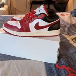 Air Jordan 1 Low Reverse Black Toe – Men’s 10.5 / Women’s 12 – Clean