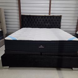 Cama King frame madera box spring 2 mesitas de noche y colchón Dreamcloud nuevo $600 envio a domicilio costo extra