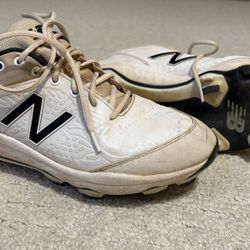 New Balance Men’s 11 Black White Baseball Cleats