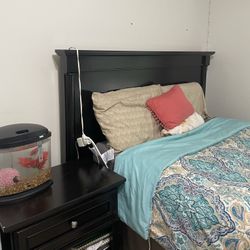 Full & Queen Size Bedroom Set For Sale (Used) 