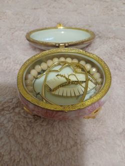 Beautiful Keepsake Ceramic Jar 