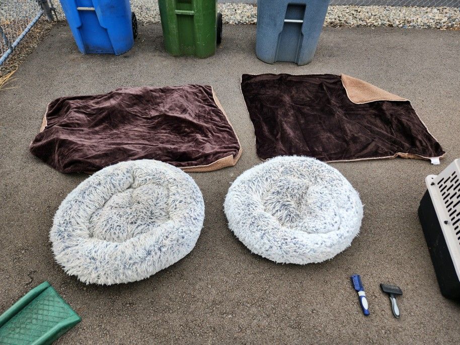 Pet Blankets And Beds Good Condition