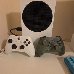 Xbox Series S 512 Gb With 2 Controllers