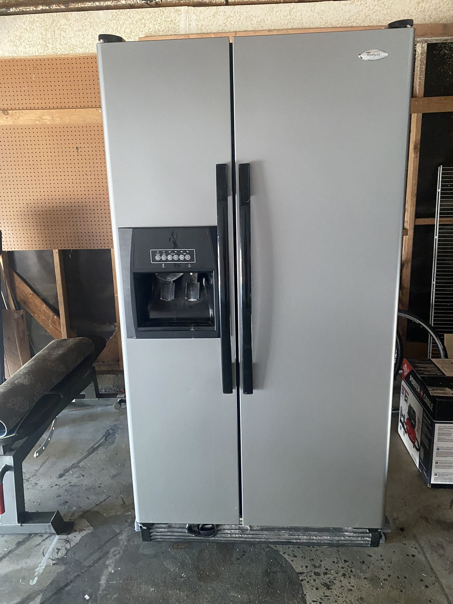Refrigerator with Working Water And Ice Dispenser