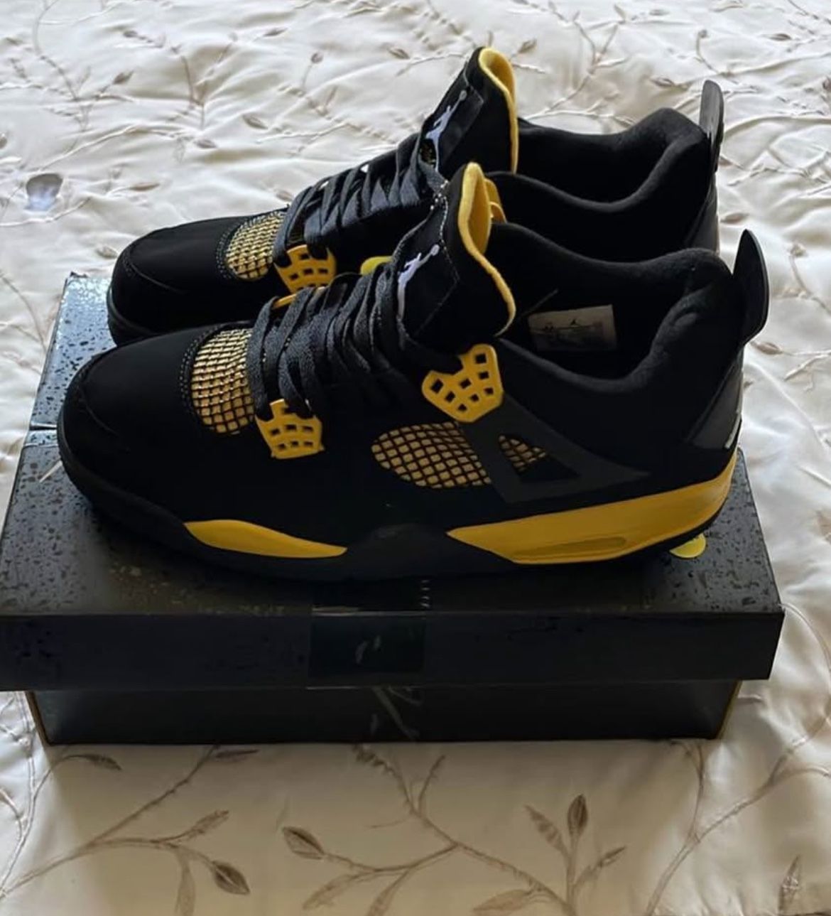 Jordan 4 Yellow Thunder 9.5