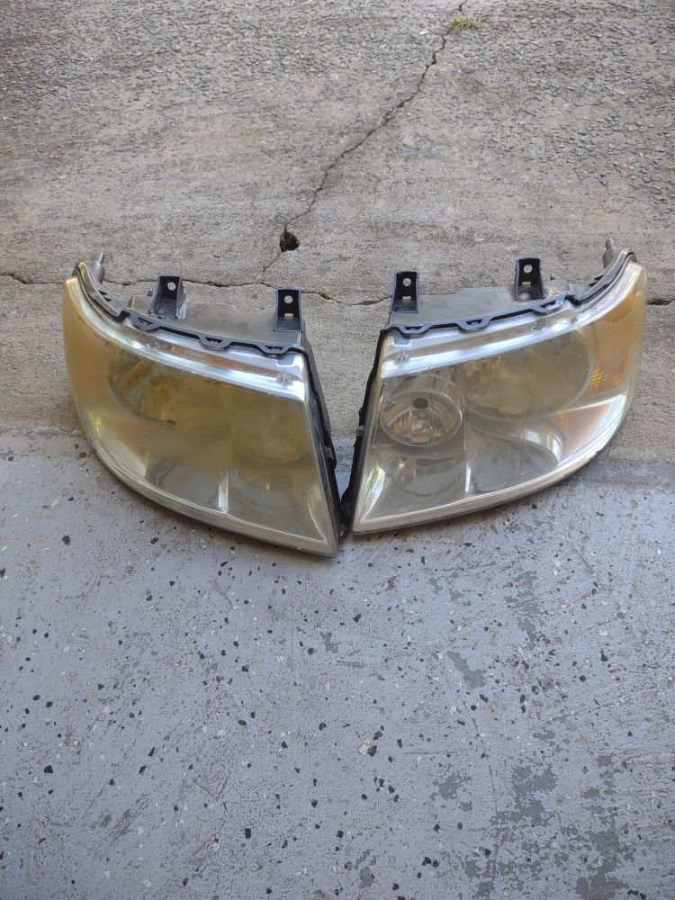 Headlight Bright Background Ford Expedition Right And Left Side