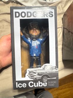 Ice cube bobble head