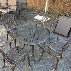 5 PCs Patio Furniture Set, Round Outdoor Dining Table With 4 Chairs