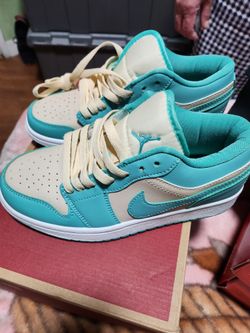 Nike Dunks Teal/Cream Size 5