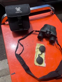 Vortex Vanquish 8x26 Compact Binoculars w/ Case & Accessories – Excellent Condition