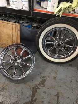 Haley Davidson Softail CVO chrome wheels and rear tire