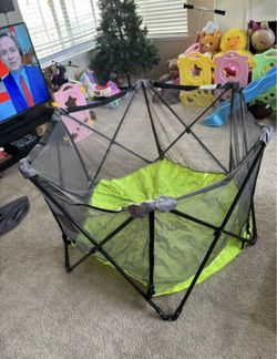 Easy folding baby fence (can be easily used at home and outdoors)