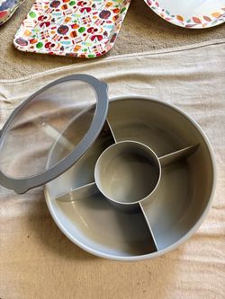 Veggie and dip plastic storage round container