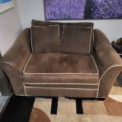 SUPER COMMFY AND CLEAN COUCH/CHAISE