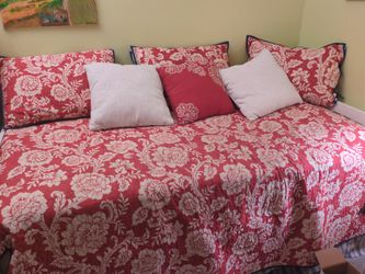 White Wood Frame Twin Daybed With Mattress