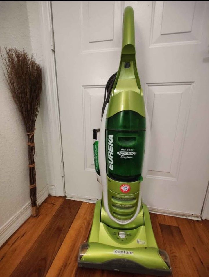Eureka Capture bag less vacuum