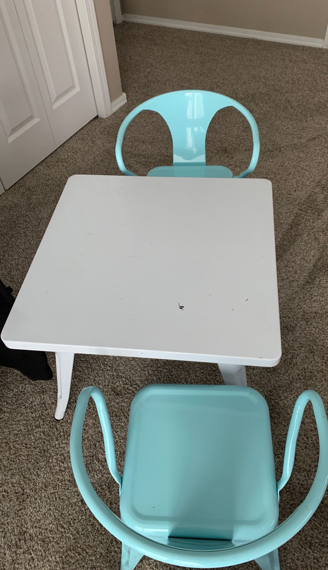 Kids Table and Chairs