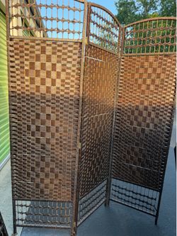 Brown Weave 6' Tall Privacy Screen. Elegant Room Divider With Woven Artistry. Portable And Practical For Entertainment Areas 4 Panel