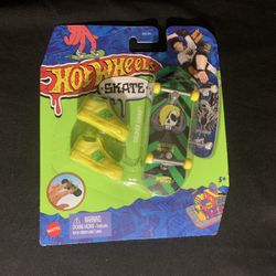 Hot Wheels skateboard toy set with skateboard, skate shoes, and skateboard bag #skateboarding toys