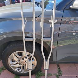    Medline Crutches Max Weight Cap. 250 Lbs. (113 kg) Good Condition 