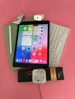 Apple IPad 8th Generation (10.2” Retina /Latest iOS 26/ 2020 model) 32GB with stylus pen, keyboard & Accessories