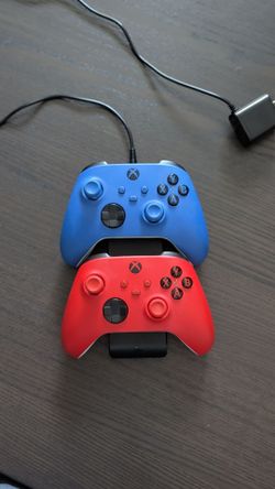 Xbox Series X/S Controllers w/Battery Packs and Charging Base