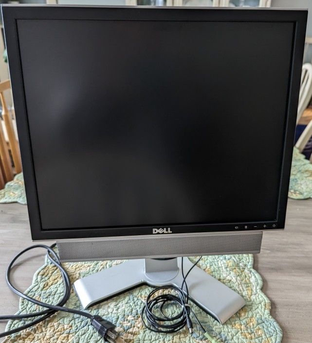 Dell UltraSharp 1907FP 19" LCD Monitor & Sound Bar