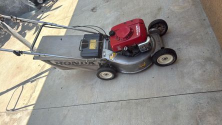 Honda Lawnnmoer and excellent conditions everything original no transmission