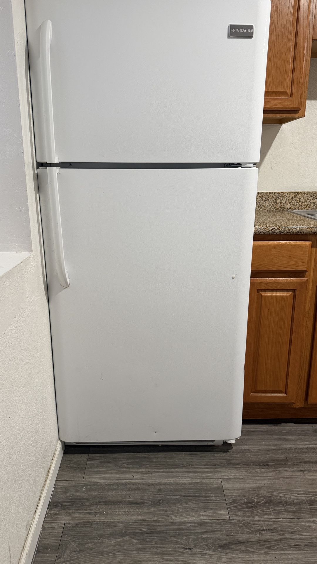 FRIGIDAIRE FRIDGE WHITE